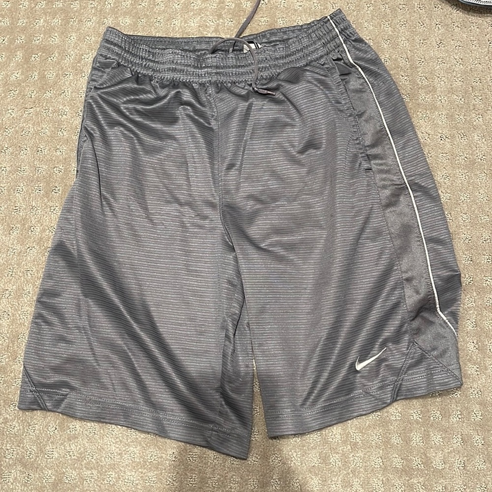 Men’s nike basketball shorts size medium